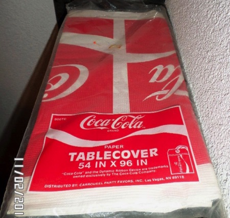 8834-1 € 4,00 coca cola papieren tafelkleed 54x96 inch.jpeg